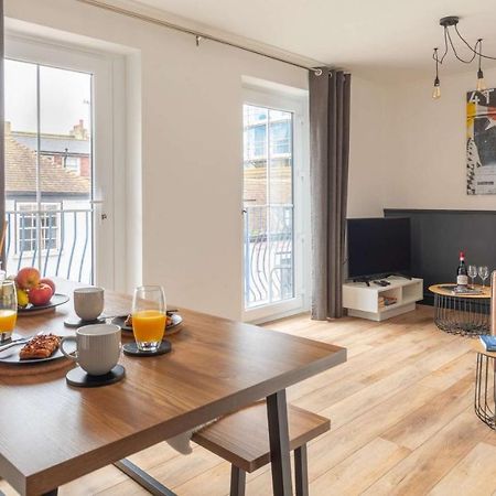 Brand New Central Balcony Flat - Hastings Holidays Exterior photo
