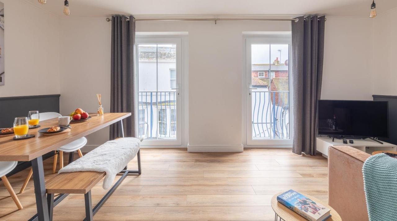 Brand New Central Balcony Flat - Hastings Holidays Exterior photo